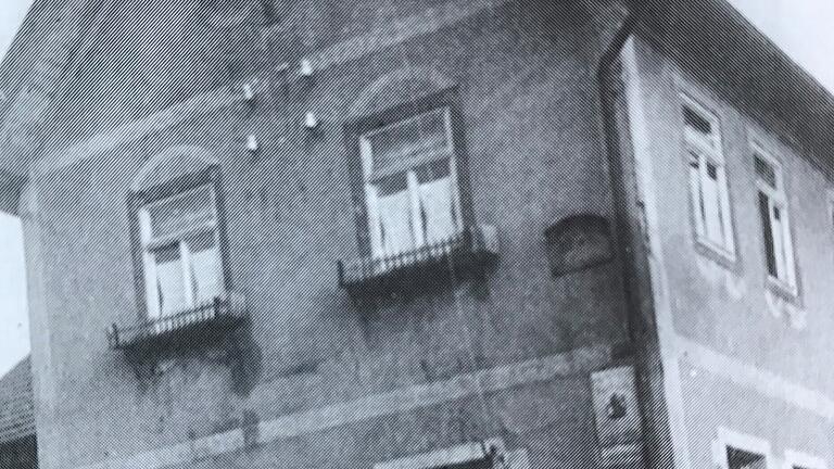 Das Haus von Bürgermeister Kergaßner in der Kriegszeit. Man erkennt das "Bürgermeistertäfelchen" an der Hauswand. Hinter den Fenstern im Erdgeschoss wurde am 7. April 1945 mehrere Stunden über die Verteidigung von Rödelmaier verhandelt. Das Haus von Bürgermeister Kergaßner in der Kriegszeit. Man erkennt das "Bürgermeistertäfelchen" an der Hauswand. Hinter den Fenstern im Erdgeschoss wurde am 7. April 1945 mehrere Stunden über die Verteidigung von Rödelmaier verhandelt.