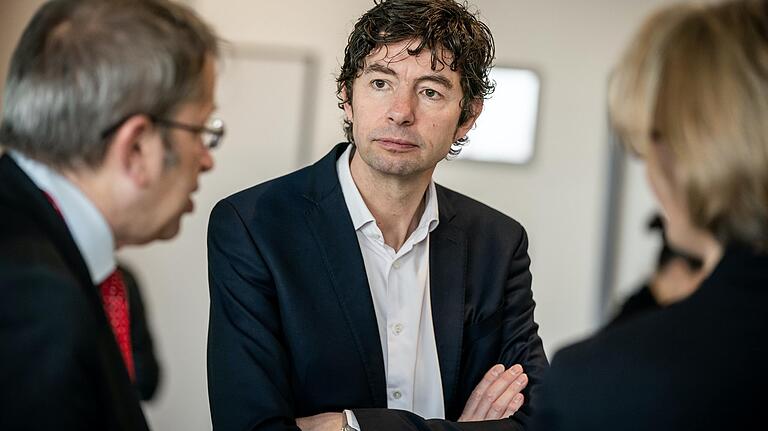 In kürzester Zeit ist der Berliner Mediziner Christian Drosten zu Deutschlands populärstem Viren- und Pandemie-Erklärer geworden. In kürzester Zeit ist der Berliner Mediziner Christian Drosten zu Deutschlands populärstem Viren- und Pandemie-Erklärer geworden. 