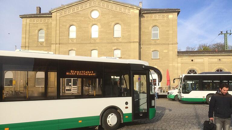 Das Verkehrsdrehkreuz am Kitzinger Bahnhof soll entzerrt werden. Busse erhalten einen zentralen Sammelplatz. Das Verkehrsdrehkreuz am Kitzinger Bahnhof soll entzerrt werden. Busse erhalten einen zentralen Sammelplatz.