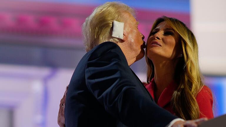 Wahlkampf in den USA - Parteitag der Republikaner - Küsschen auf die Wange für Melania. Wahlkampf in den USA - Parteitag der Republikaner - Küsschen auf die Wange für Melania.