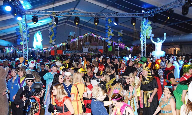 Im Fasching 2025 gibt es in Euerbach wieder die Eisbärparty im geschmückten Winterzelt, hier ein Archivfoto. Im Fasching 2025 gibt es in Euerbach wieder die Eisbärparty im geschmückten Winterzelt, hier ein Archivfoto.