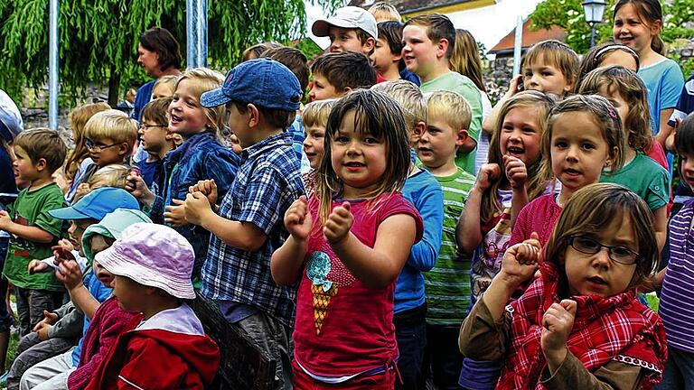 Sangesfreudig: Die Kinder der Kita St. Valentin fragen sich, &bdquo;wie die Zeit so schnell vergehen kann&ldquo;. Ähnlich erging es der Jury in Sommerach.