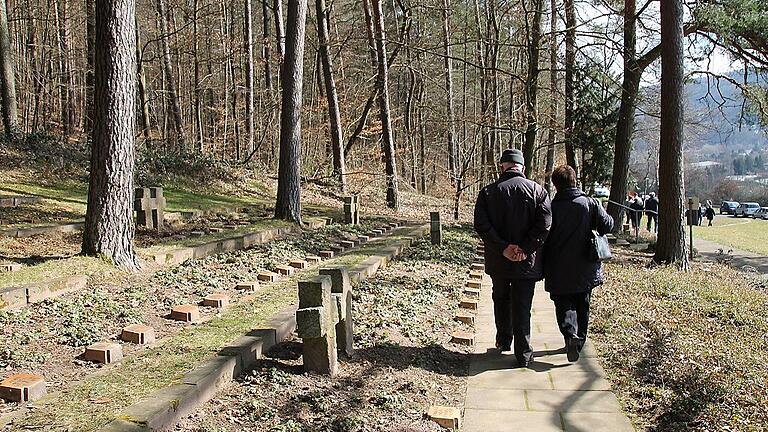 Die Kreiskriegsgräbergedenkstätte am Gemündener Einmalberg, am Abzweig nach Schaippach gelegen, wurde vor 60 Jahren angelegt. Die Kreiskriegsgräbergedenkstätte am Gemündener Einmalberg, am Abzweig nach Schaippach gelegen, wurde vor 60 Jahren angelegt.