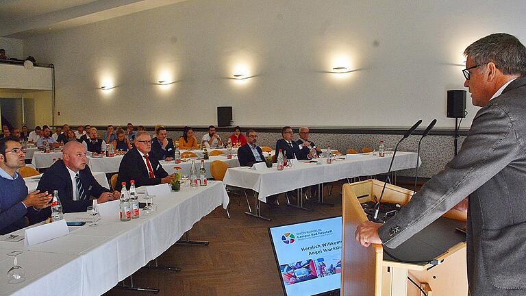 Professor Dr. Bernd Griewing, Medizin-Vorstand der Rhönklinikum AG, bei seiner Begrüßung in der Wandelhalle von Bad Neustadt. An die 100 Notärzte, Rettungsdienstmitarbeiter, Pflegekräfte, Klinik- und Hausärzte sowie Vertreter der Wissenschaft diskutierten aktuelle medizinische Entwicklungen. Professor Dr. Bernd Griewing, Medizin-Vorstand der Rhönklinikum AG, bei seiner Begrüßung in der Wandelhalle von Bad Neustadt. An die 100 Notärzte, Rettungsdienstmitarbeiter, Pflegekräfte, Klinik- und Hausärzte sowie Vertreter der Wissenschaft diskutierten aktuelle medizinische Entwicklungen.