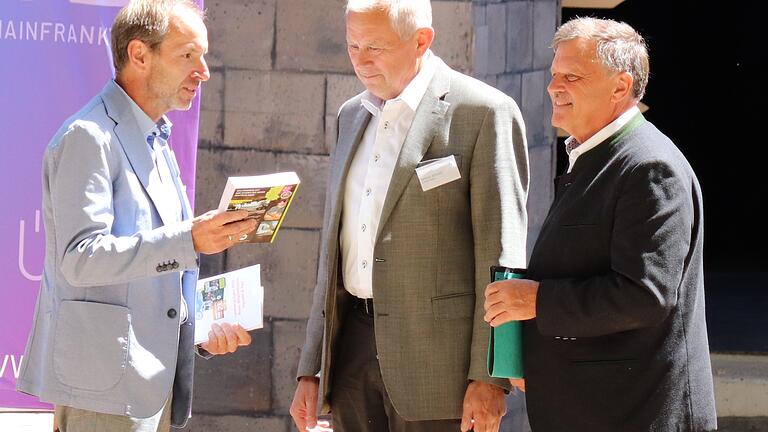 Der stellvertretende Vorstandsvorsitzende, Matthias Schneider verabschiedet die langjährigen Vorstandsmitglieder Arthur Arnold und Elmar Henke. Der stellvertretende Vorstandsvorsitzende, Matthias Schneider verabschiedet die langjährigen Vorstandsmitglieder Arthur Arnold und Elmar Henke.