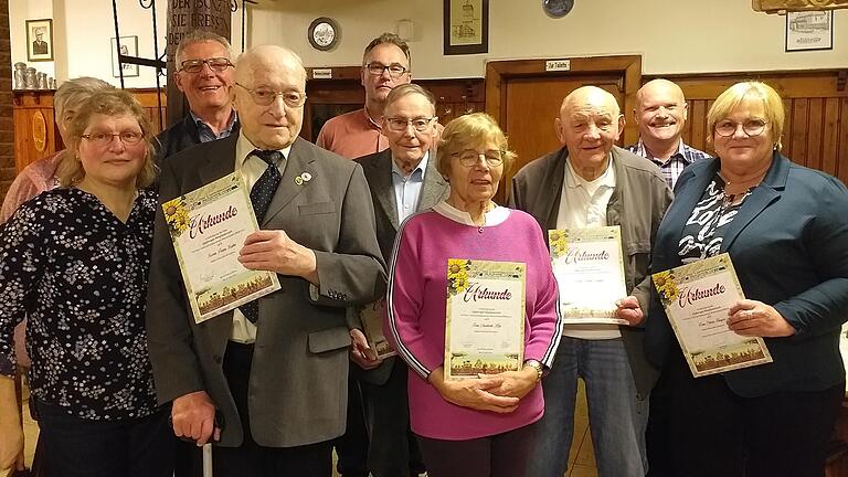 Das Foto zeigt hinten von links: Ingrid Fries, Albrecht Finger, Axel Braun und Wolfgang Enders; vorne: Monika Mai, Franz Hahn, Peter Schonder, Elisabeth Mai, Rudi Hüttner und Silvia Finger. Das Foto zeigt hinten von links: Ingrid Fries, Albrecht Finger, Axel Braun und Wolfgang Enders; vorne: Monika Mai, Franz Hahn, Peter Schonder, Elisabeth Mai, Rudi Hüttner und Silvia Finger.