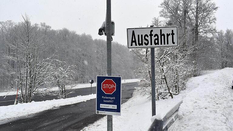 Bei der Ausfahrt wird das Kennzeichen ebenfalls gescannt. Wird nicht gezahlt, kostet das 45 Euro Strafe.