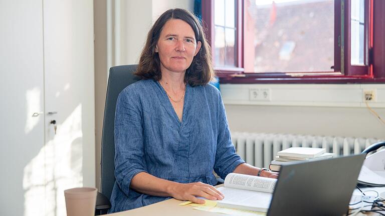 Isabel Feichtner, hier in ihrem Büro in der Alten Universität Würzburg, ist Professorin für Öffentliches Recht und Wirtschaftsvölkerrecht.