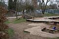 Im Sandkasten hier vorne rechts dürfen die Kinder spielen, die Plattform dahinter und weitere wesentliche Teile des Freigeländes sind gesperrt.