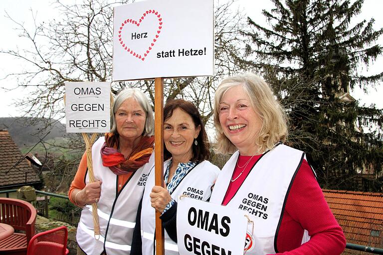 Mit Herz statt mit Hass – so wollen Verena Castell, Ingrid von Wietersheim und Reinhilde Holzmann (von links) anderen Menschen begegnen und sowohl Rechts- als auch Linksradikale im Zaum halten.&nbsp;