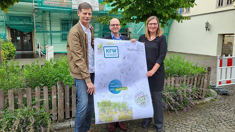 Natürlicher Klimaschutz in Bad Kissingen - Freuen sich über die KfW-Förderung: (von links) Peter Borst (Bauamt), OB Dirk Vogel und Christine Schwind (Leiterin Bauamt). Natürlicher Klimaschutz in Bad Kissingen - Freuen sich über die KfW-Förderung: (von links) Peter Borst (Bauamt), OB Dirk Vogel und Christine Schwind (Leiterin Bauamt).
