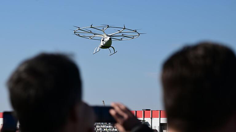 Flugtaxi Volocopter       -  Nach dem Willen von Volocopter sollen die Flugtaxis auch während der Olympischen Spiele in Paris in der Luft zu sehen sein. (Archivbild)