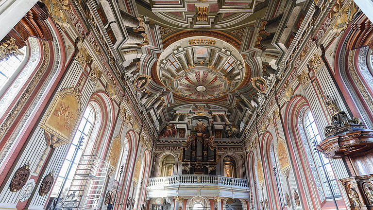 Main Post       -  Ein Blick ins Innere der Mauritiuskirche.