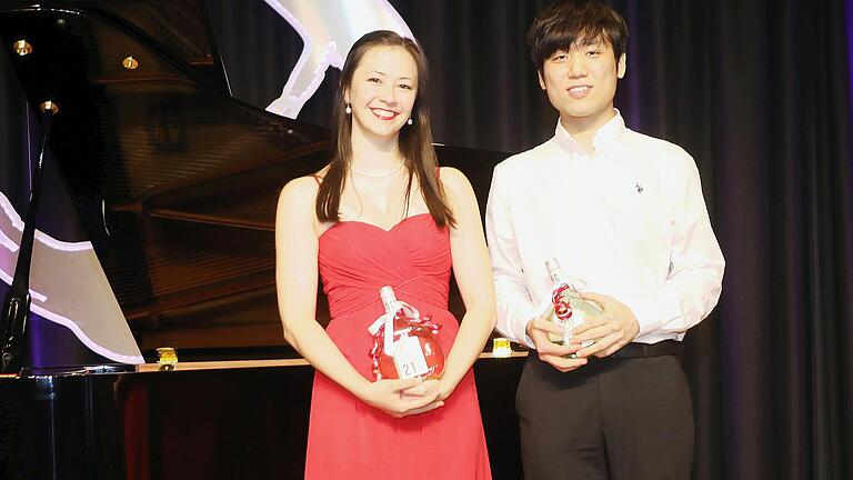 Nina Scheidmantel und JeongHwan Jeong zeigten im Karlstadter Rathaussaal ihr Können am Flügel.