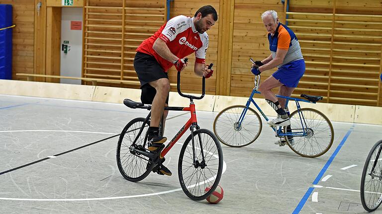 Konzentriert: Bayernliga-Akteur Florian Henz (links) im Zusammenspiel mit dem 79 Jahre alten Herbert Leibold (rechts).