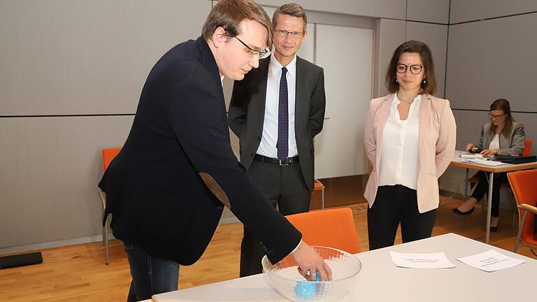 Bei der konstituierenden Sitzung des Stadtrates im Konferenzzentrum auf der Maininsel musste vier Mal das Los entscheiden über die Besetzung von Ausschüssen bzw. Aufsichtsräten. Als Losfee fungierte Johannes Petersen (SPD), mit im Bild OB Sebastian Remelé und Johanna Häckner (Bündnis 90/Die Grünen), die zusammen mit Petersen für den ordnungsgemäßen Ablauf der Verlosung verantwortlich war.