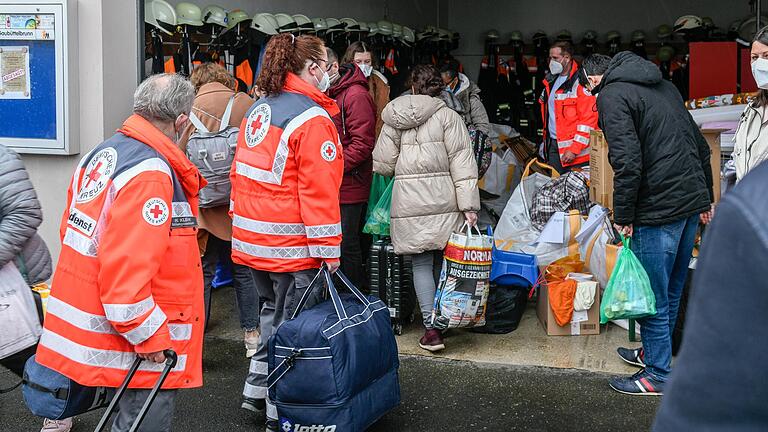 Ankunft von 25 ukrainischen Flüchtlingen aus dem Ankerzentrum Schweinfurt in der Notunterkunft in Gaubüttelbrunn.