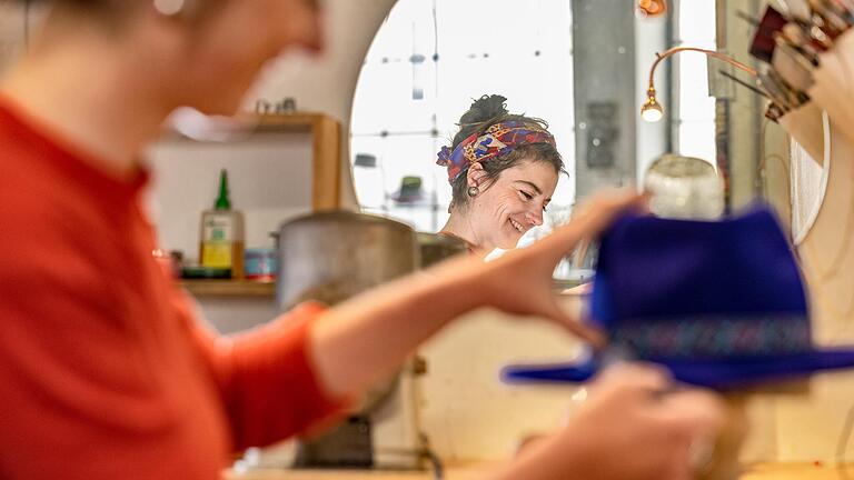 Bei Laura Zieger in der Werkstatt in der Würzburger Hofstraße: Die Modistin beherrscht ein altes Handwerk und weiß, was eine Kopfbedeckung für Wirkungen haben kann. Bei Laura Zieger in der Werkstatt in der Würzburger Hofstraße: Die Modistin beherrscht ein altes Handwerk und weiß, was eine Kopfbedeckung für Wirkungen haben kann.