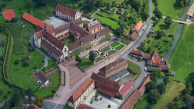 Das Bronnbacher Klosterareal von oben: Am Sonntag gibt es eine geführte Wanderung auf dem Zisterzienserweg.