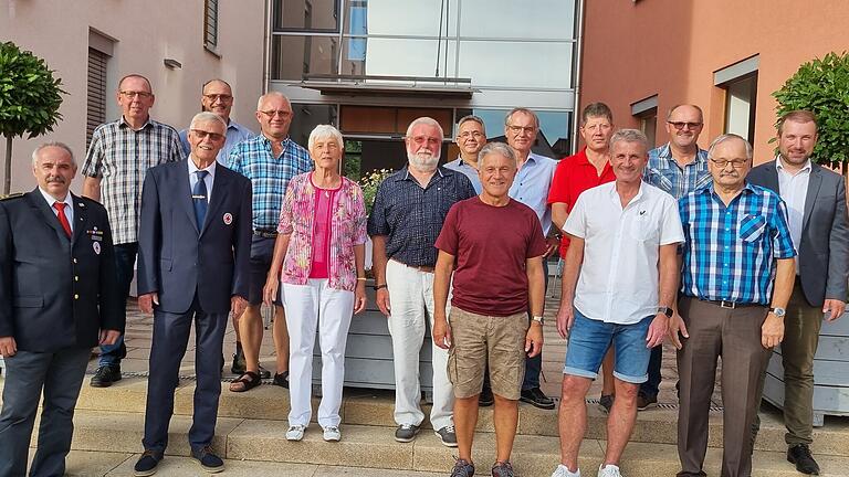 Blutspenderehrung (von links): Bereitschaftsleiter Uwe Hand, Karl-Peter Kraus, BRK-Kreisehrenvorsitzender Hartmut Bräuer, Martin Kaiser, Thomas Knüchel, Doris Precht, Harald Strätz, Konstantinos Kokkalidis, Norbert Rottmann, Johann König, Günter Borst, Thomas Wolf, Anton Röder, Waldemar Kolodziej und Bürgermeister Stefan Rottmann.