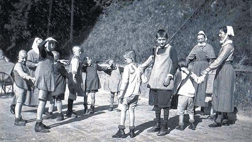 Unerwünscht: Nicht nur Erwachsene fielen der NS-„Euthanasie“ zum Opfer, sondern auch mindestens 5000 Kinder. Das Foto aus den 1930er Jahren zeigt geistig behinderte Kinder des Gottlob-Weißer-Hauses in Schwäbisch Hall mit zwei Diakonieschwestern. Unerwünscht: Nicht nur Erwachsene fielen der NS-„Euthanasie“ zum Opfer, sondern auch mindestens 5000 Kinder. Das Foto aus den 1930er Jahren zeigt geistig behinderte Kinder des Gottlob-Weißer-Hauses in Schwäbisch Hall mit zwei Diakonieschwestern.
