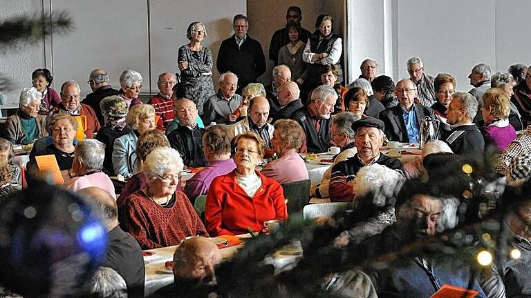 Textsicher: Das Publikum sang bei der Hofheimer Seniorenadventsfeier kräftig mit.