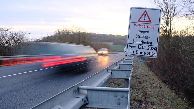 Demnächst rollt kein Verkehr mehr auf der Talbrücke bei Heustreu. Bis Ende des Jahres stehen Sanierungsarbeiten an dem Bauwerk an. Hollstadt ist dadurch entweder über Wülfershausen oder über den Autobahnzubringer der A71 zu erreichen. Demnächst rollt kein Verkehr mehr auf der Talbrücke bei Heustreu. Bis Ende des Jahres stehen Sanierungsarbeiten an dem Bauwerk an. Hollstadt ist dadurch entweder über Wülfershausen oder über den Autobahnzubringer der A71 zu erreichen.