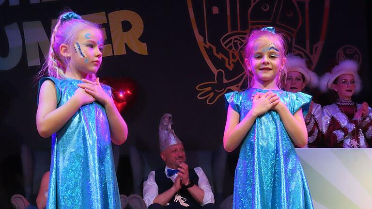 'Wir sind gar nicht müde, Onkel Michael, meldeten die Mini-Maumerinas' und pochten darauf, auch endlich auftreten zu dürfen - mit Erfolg. 'Wir sind gar nicht müde, Onkel Michael, meldeten die Mini-Maumerinas' und pochten darauf, auch endlich auftreten zu dürfen - mit Erfolg.