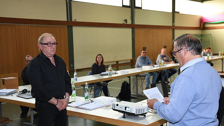 Vereidigung des neuen Bürgermeisters von Uettingen, Edgar Schüttler (links) durch Herbert Schätzlein (rechts).