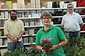 Anne Weiglein hat sich beim Bau- und Gartenmarkt der Baywa in Karlstadt gut eingearbeitet. Links der Integrationsbegleiter Batian Neuf, rechts Marktleiter Markus Hänelt.