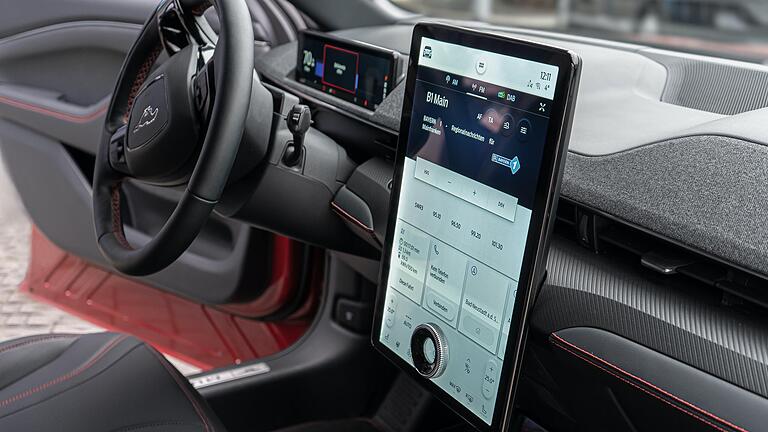 Damit machte Preh 2021 auf sich aufmerksam: Touchscreen mit einem haptischen Drehsteller, der durchbruchsfrei auf der Oberfläche befestigt ist, im Ford Mustang Mach-E. Damit machte Preh 2021 auf sich aufmerksam: Touchscreen mit einem haptischen Drehsteller, der durchbruchsfrei auf der Oberfläche befestigt ist, im Ford Mustang Mach-E.