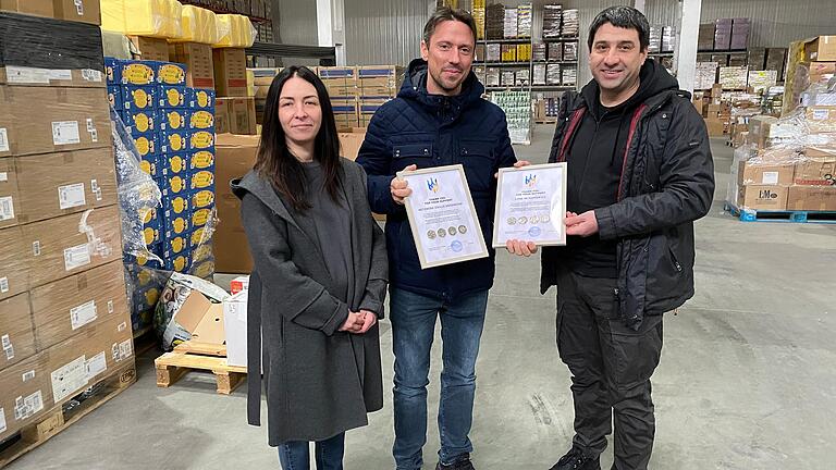 Im Verteilzentrum für Hilfsgüter nahe von Würzburgs ukrainischer Partnerstadt Lwiw: Dana Klenyk und Artem Khmyz (Verteilzentrum Lwiw) bedanken sich bei dem Würzburger Tobias Winkler (Mitte) für die Organisation von Transporten mit Hilfsgütern in die Ukraine. Im Verteilzentrum für Hilfsgüter nahe von Würzburgs ukrainischer Partnerstadt Lwiw: Dana Klenyk und Artem Khmyz (Verteilzentrum Lwiw) bedanken sich bei dem Würzburger Tobias Winkler (Mitte) für die Organisation von Transporten mit Hilfsgütern in die Ukraine.
