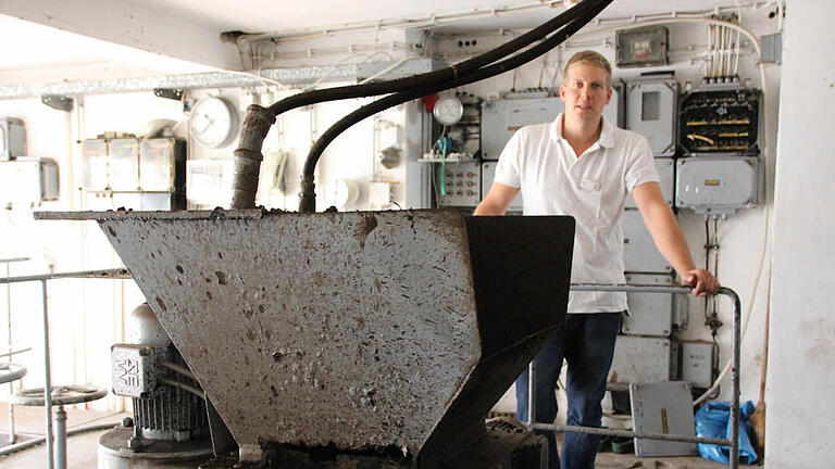 Marcus Albert von der Haustechnik zeigt die alte Moormühle im Badehaus, die im Zuge der Modernisierung ausgedient hat. Foto: Benedikt Borst - Marcus Albert von der Haustechnik zeigt die alte Moormühle im Badehaus, die im Zuge der Modernisierung ausgedient hat. Foto: Benedikt Borst Marcus Albert von der Haustechnik zeigt die alte Moormühle im Badehaus, die im Zuge der Modernisierung ausgedient hat. Foto: Benedikt Borst - Marcus Albert von der Haustechnik zeigt die alte Moormühle im Badehaus, die im Zuge der Modernisierung ausgedient hat. Foto: Benedikt Borst