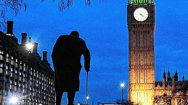 The Houses of Parliament       -  Eine Statue von Winston Churchill blickt auf Big Ben und das Parlament in London. Ob der ehemalige Premierminister, der Großbritannien durch den Zweiten Weltkrieg führte, mit dem jetzigen Weg seines Landes einverstanden wäre? Immerhin wies Churchill mit seiner Idee der &bdquo;Vereinigten Staaten von Europa&ldquo; den Weg ins 21. Jahrhundert.