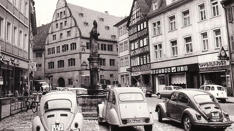 Waren das noch Zeiten: Früher gehörten parkende Autos auf dem Kitzinger Marktplatz zum vertrauten Bild, wie diese Aufnahme um 1960 zeigt.