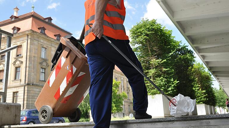'Unsere Stadt wird schmutziger', sagt Stadträtin Ulrike Schneider (Zukunft./ödp) und fordert härteres Durchgreifen gegen Menschen, die ihren Müll auf öffentliche Straßen werfen.