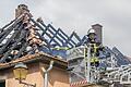 Im Ortskern von Frickenhausen hat am Sonntag ein Einfamilienhaus gebrannt. Ein Bewohner hat sich dabei leicht verletzt. Der Schaden liegt laut Polizei im mittleren sechsstelligen Bereich, das Haus ist nicht mehr bewohnbar.