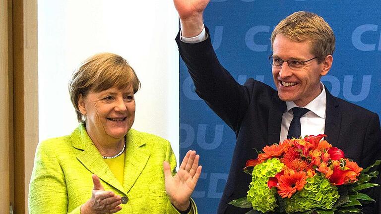 GERMANY-POLITICS-ELECTIONS - Freude herrscht bei Angela Merkel und Daniel Günther über das Ergebnis der CDU bei der Landtagswahl in Schleswig-Holstein.Foto: J. Macdougall, dpa GERMANY-POLITICS-ELECTIONS - Freude herrscht bei Angela Merkel und Daniel Günther über das Ergebnis der CDU bei der Landtagswahl in Schleswig-Holstein.Foto: J. Macdougall, dpa