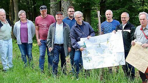 Privatwaldbesitzer und Vertreter der Gemeinde Leinach suchten den Erfahrungsaustausch im benachbarten Greußenheim mit den Verantwortlichen der dortigen Waldflurbereinigung, Siebener-Obmann Rudi Dürr (links) und Vorstandsmitglieder der Teilnehmergemeinschaft Karl Lother (rechts). Privatwaldbesitzer und Vertreter der Gemeinde Leinach suchten den Erfahrungsaustausch im benachbarten Greußenheim mit den Verantwortlichen der dortigen Waldflurbereinigung, Siebener-Obmann Rudi Dürr (links) und Vorstandsmitglieder der Teilnehmergemeinschaft Karl Lother (rechts).