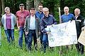 Privatwaldbesitzer und Vertreter der Gemeinde Leinach suchten den Erfahrungsaustausch im benachbarten Greußenheim mit den Verantwortlichen der dortigen Waldflurbereinigung, Siebener-Obmann Rudi Dürr (links) und Vorstandsmitglieder der Teilnehmergemeinschaft Karl Lother (rechts).