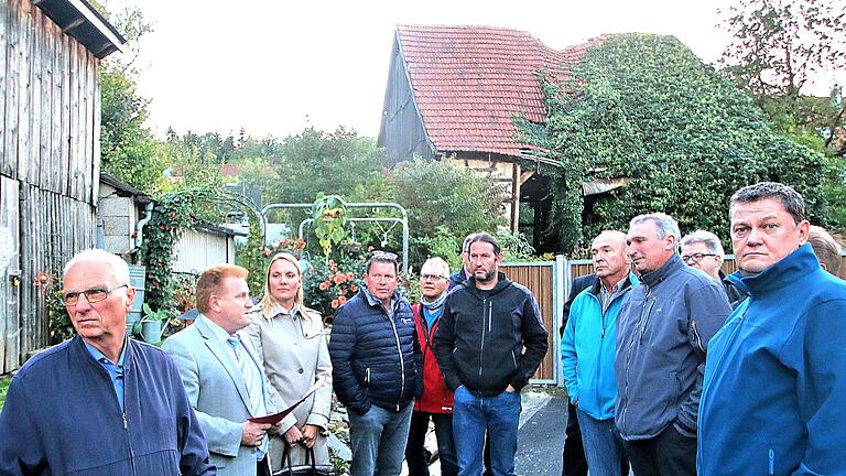 Die Lippelsgasse in Poppenlauer nahm der Maßbacher Marktgemeinderat in Augenschein. Im hinteren Teil kauft die Gemeinde eine größere Fläche, auf der bis zu drei Bauplätze entstehen können. Die baufällige Scheune im Hintergrund muss weichen. Foto: Dieter Britz - Die Lippelsgasse in Poppenlauer nahm der Maßbacher Marktgemeinderat in Augenschein. Im hinteren Teil kauft die Gemeinde eine größere Fläche, auf der bis zu drei Bauplätze entstehen können. Die baufällige Scheune im Hintergrund muss weichen. Foto: Dieter Britz Die Lippelsgasse in Poppenlauer nahm der Maßbacher Marktgemeinderat in Augenschein. Im hinteren Teil kauft die Gemeinde eine größere Fläche, auf der bis zu drei Bauplätze entstehen können. Die baufällige Scheune im Hintergrund muss weichen. Foto: Dieter Britz - Die Lippelsgasse in Poppenlauer nahm der Maßbacher Marktgemeinderat in Augenschein. Im hinteren Teil kauft die Gemeinde eine größere Fläche, auf der bis zu drei Bauplätze entstehen können. Die baufällige Scheune im Hintergrund muss weichen. Foto: Dieter Britz