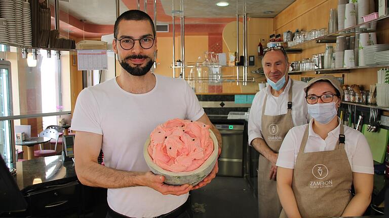 Arno Zambon (links) von Zambon Gelato probiert gerne Außergewöhnliches, zum Beispiel Eis mit Biergeschmack. Für das Foto präsentiert er zusammen mit Veronica Zambon und seinem Vater, dem Eisladenbetreiber Tiberto Zambon, sein Wassermelonen-Eis in Wassermelonenschale.