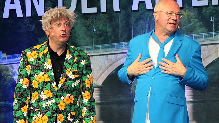 Staunen über Marktheidenfeld: Volker Heißmann (links) und Martin Rassau beim 'Kabarett an der Alten Mainbrücke'. Staunen über Marktheidenfeld: Volker Heißmann (links) und Martin Rassau beim 'Kabarett an der Alten Mainbrücke'.