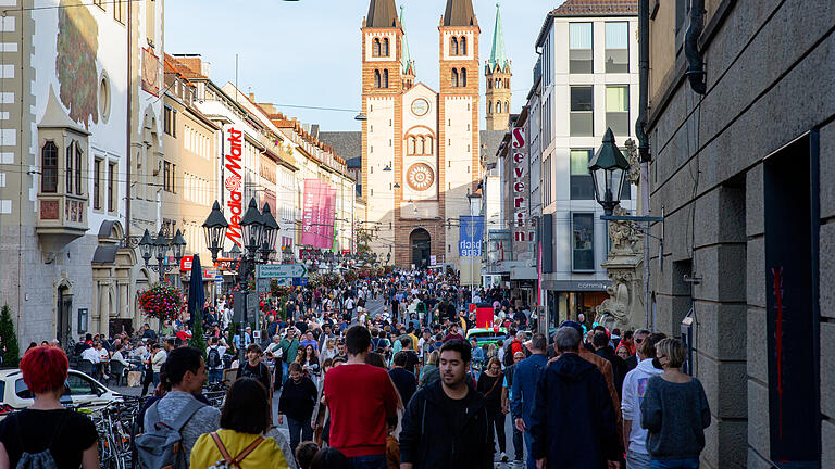 Zahlreiche Menschen besuchen am Sonntag, 30.10.22 die Innenstadt von Würzburg. Am sogenannten Mantelsonntag öffnen die Geschäfte ausnahmsweise auch am Sonntag zwischen 13 und 18 Uhr.