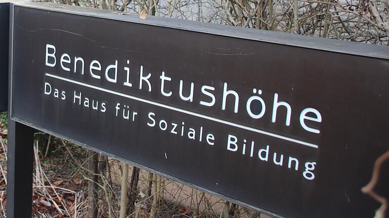Weiterhin will die Diözese die Benediktushöhe verkaufen. Übergangsweise sollen in den Nebengebäuden Geflüchtete einziehen. Weiterhin will die Diözese die Benediktushöhe verkaufen. Übergangsweise sollen in den Nebengebäuden Geflüchtete einziehen. 