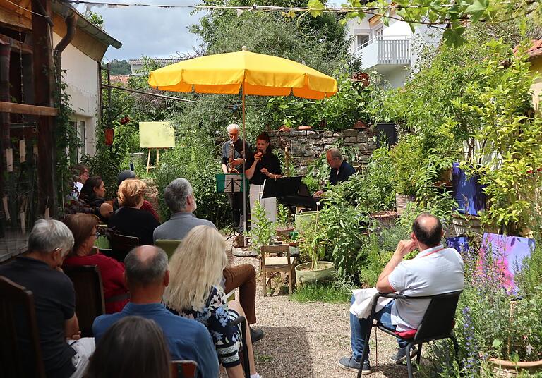 Als 'Silke Straub Trio' performten die Musikerin Silke Straub, sowie die Musiker Bernhard Pichl und Gerhard Schäfer für die Besucher im Grünen. Als 'Silke Straub Trio' performten die Musikerin Silke Straub, sowie die Musiker Bernhard Pichl und Gerhard Schäfer für die Besucher im Grünen.