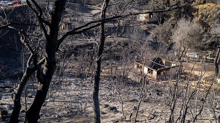 Nach dem Großbrand bei Athen       -  Verbranntes Haus in Ano Patima in der Region Nord-Athen.