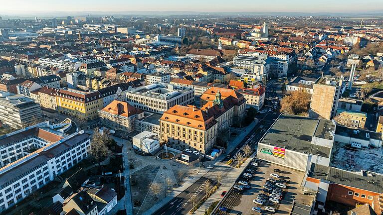 Blick von oben auf die Immobilie. Das meiste wird abgebrochen und durch Neubauten ersetzt. Einzig der ehemalige Verwaltungstrakt, rechts im Bild, bleibt erhalten. Blick von oben auf die Immobilie. Das meiste wird abgebrochen und durch Neubauten ersetzt. Einzig der ehemalige Verwaltungstrakt, rechts im Bild, bleibt erhalten.