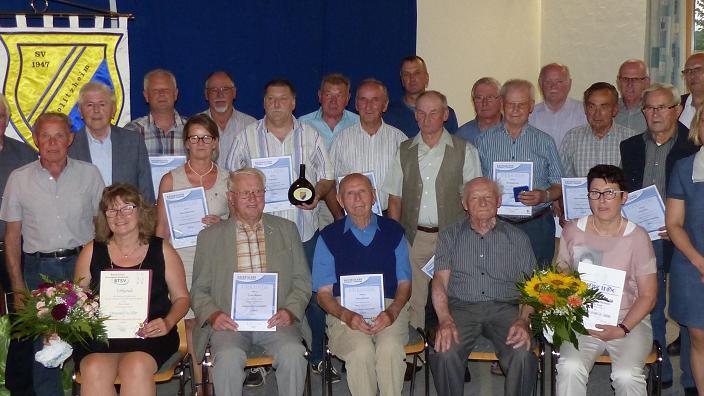 Beim Kommersabend zum 70. Gründungsfest des SV Kolitzheim 1947 wurden durch Gottfried Bindrim, dem Kreisvorsitzenden des BFV, zahlreiche Mitglieder für 30, 40, 50 und 60-jährige Mitgliedschaft geehrt. Ebenso die drei Gründungsmitglieder (sitzend von links) Franz Wagner, Kilian Strobel und Ewald Herbig. Auch vier langjährige Betreuer und Jugendleiter wurden ausgezeichnet. Rechts der stellvertretende Vorsitzende Wolfgang Lorz und dritte Vorsitzende Irene Haupeltshofer, links Vorsitzender Markus Bauer. Beim Kommersabend zum 70. Gründungsfest des SV Kolitzheim 1947 wurden durch Gottfried Bindrim, dem Kreisvorsitzenden des BFV, zahlreiche Mitglieder für 30, 40, 50 und 60-jährige Mitgliedschaft geehrt. Ebenso die drei Gründungsmitglieder (sitzend von links) Franz Wagner, Kilian Strobel und Ewald Herbig. Auch vier langjährige Betreuer und Jugendleiter wurden ausgezeichnet. Rechts der stellvertretende Vorsitzende Wolfgang Lorz und dritte Vorsitzende Irene Haupeltshofer, links Vorsitzender Markus Bauer.