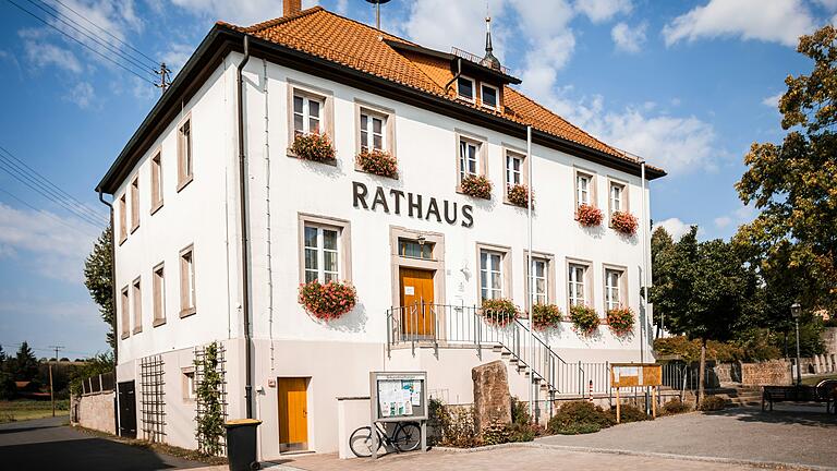 Das Rathaus in Ermershausen. Dort ist ab dem 28. Juni die Ausstellung 'Orte der Demokratie in Bayern' zu sehen. Die kleinste unterfränkische Gemeinde ist einer dieser 13 besonderen Orte. Das Rathaus in Ermershausen. Dort ist ab dem 28. Juni die Ausstellung 'Orte der Demokratie in Bayern' zu sehen. Die kleinste unterfränkische Gemeinde ist einer dieser 13 besonderen Orte.